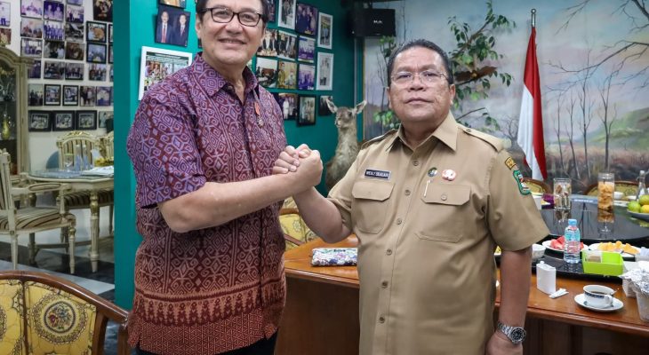 Rahmat Shah Sematkan Pin PKBSI ke Wesly