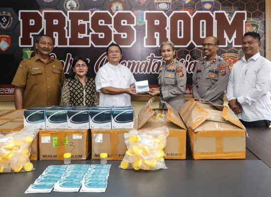 Wesly dan Ny Liswati Serahkan Bantuan Alat Tes Urine ke Polres Pematangsiantar