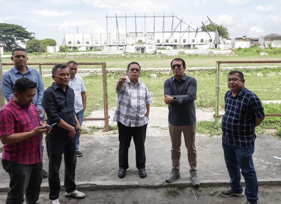 Wesly Ajak Anggota DPD Pdt Penrad Siagian Tinjau Stadion Sang Naualuh