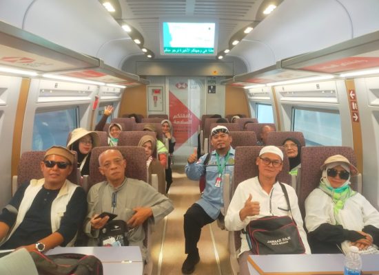 Jelang Kepulangan ke Tanah Air, Jemaah Haji Kloter 9 KNO Mengadakan City Tour Kereta Api Cepat ke Jeddah