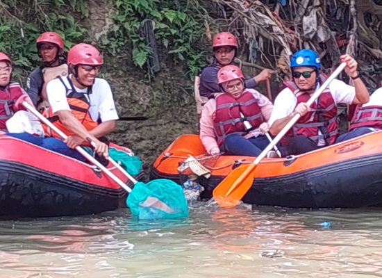 PLN Sumut Gandeng Yayasan GPS Bersih-bersih Sungai Tembung