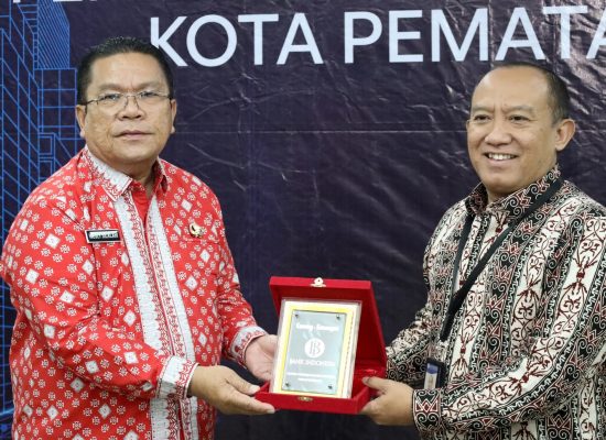 Wesly Buka HLM TPID, Serahkan Penghargaan ke KPw BI Pematangsiantar
