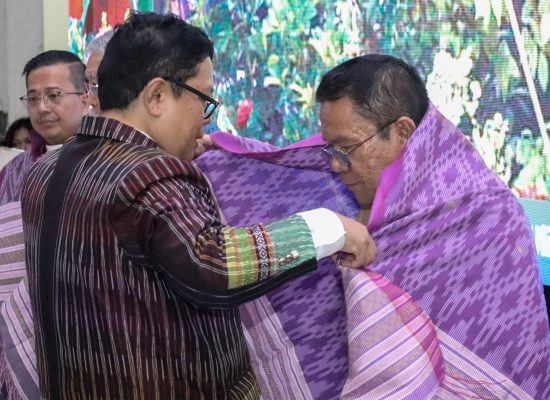 Ephorus GKPS Sematkan Hiou kepada Wesly di Pembukaan Sidang Sinode Bolon