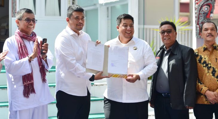 Gubernur Sumut Bobby Nasution Serahkan Aset Bangunan Rumah Dinas ke Pemkab Samosir