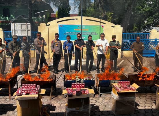 Bea Cukai Langsa Musnahkan Rokok Ilegal, Teh Ilegal, dan Barang Bukti Penyidikan