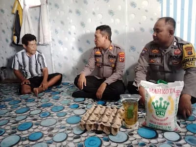 Polres Tanjung Balai Bantu Warga Cacat di Teluk Nibung Dengan Kursi Roda dan Sembako