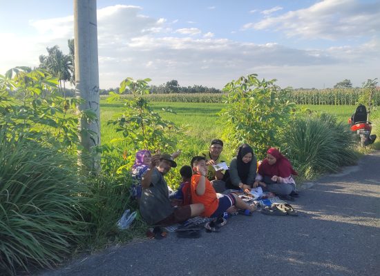 Menanti Kereta, Menyapa Senja di Tengah Sawah
