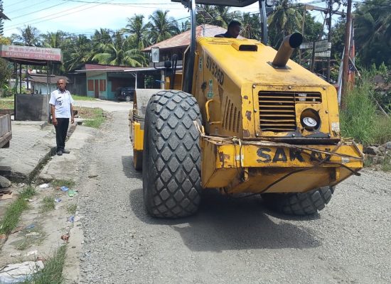 Masyarakat Fanayama Sampaikan Ucapan Terimakasih Ke Bupati & Wabup Nisel Atas Pembangunan Jalan Rusak