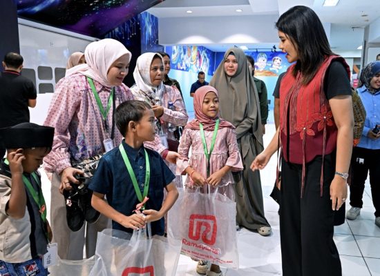 Kahiyang Ayu Ajak Anak Yatim Berbelanja dan Bermain Sambut Tahun Ajaran Baru