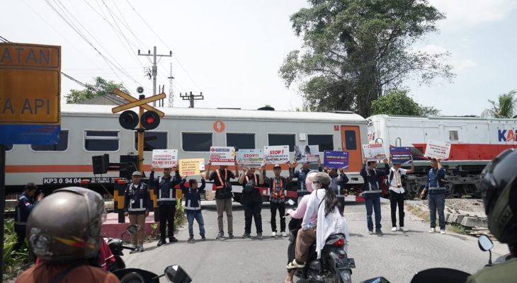 KAI Divre I Sumut dan Komunitas IPKA Sosialisasikan Keselamatan di Perlintasan Sebidang Lubuk Pakam