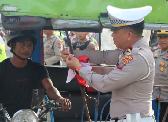 Sambut HUT RI ke-80, Polres Nias Selatan Bersama Bhayangkari Bagikan Bendera Merah Putih