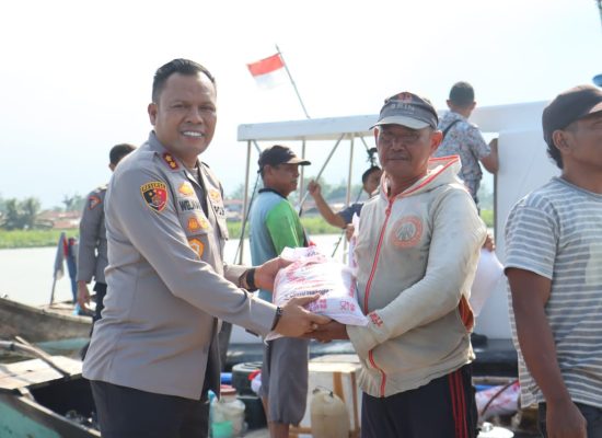 Jumat berkah, Polres Tanjungbalai Berbagi Rezeki Dengan Nelayan
