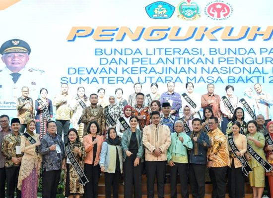 Ny Liswati Dikukuhkan sebagai Bunda PAUD dan Bunda Literasi Pematangsiantar oleh Ny Kahiyang Ayu