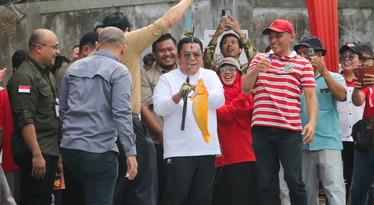 Mancing Bersama Masyarakat di Kolam BBI, Wesly Berhasil “Strike”