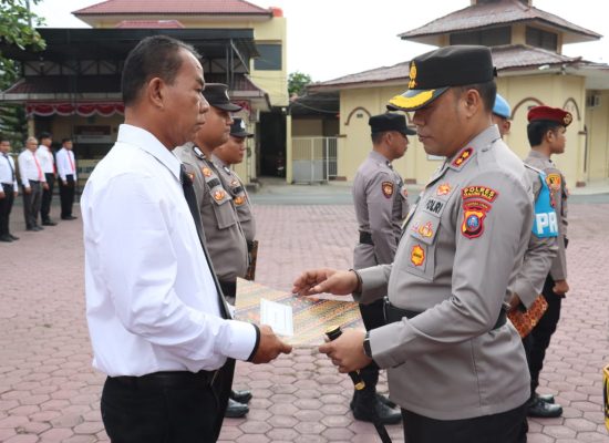Kapolres Tanjungbalai Berikan Penghargaan Kepada 15 Personil Polres