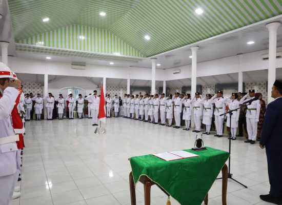 Wali Kota Mahyaruddin Salim Kukuhkan 45 Anggota Paskibraka Kota Tanjungbalai Tahun 2025