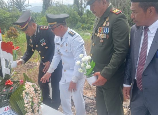 Peringati HUT RI ke-80, Forkopimcam Siabu Gelar Tabur Bunga di Makam Pahlawan