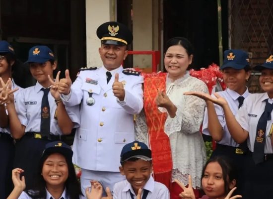 Upacara HUT ke-80 RI di SD dan SMP Asisi Medan Berlangsung Khidmat, Camat Medan Tuntungan Bertindak Sebagai Pembina