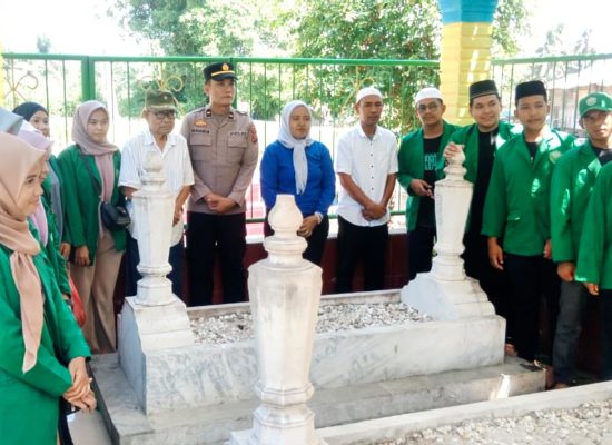 Polri dan Mahasiswa KKN UNIVA Bersihkan Makam Kerajaan Bedagai, Lestarikan Sejarah Lokal