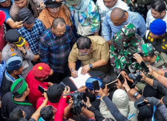 Wesly Bersama Forkopimda Temui Massa Unjuk Rasa dan Tandatangani Nota Kesepakatan