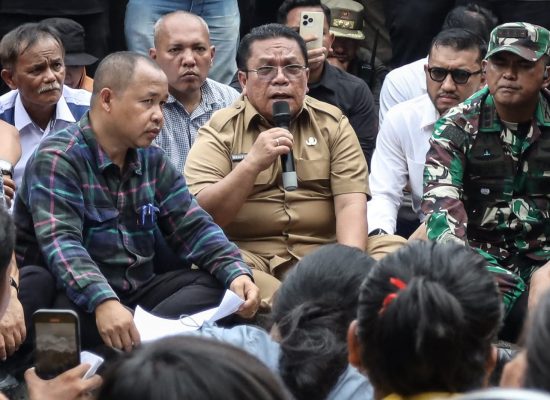 Wesly Bersama Forkopimda Duduk Bersama Pengunjuk Rasa di Depan Gedung DPRD Pematangsiantar