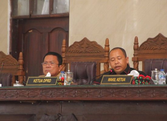 Wesly Dengarkan Pemandangan Umum Tujuh Fraksi DPRD Pematangsiantar atas Rancangan P-APBD TA 2025