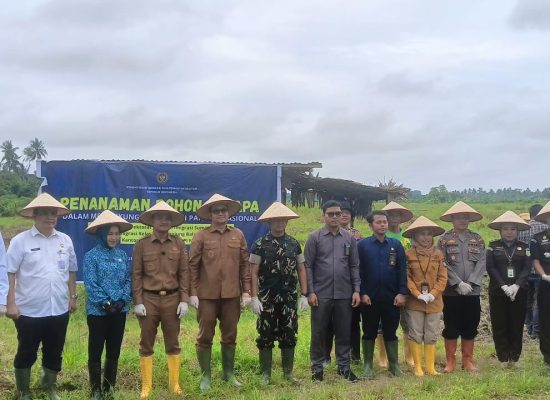 Dukung Ketahanan Pangan Nasional, Polres  Tanjung Balai Tanam Pohon Kelapa
