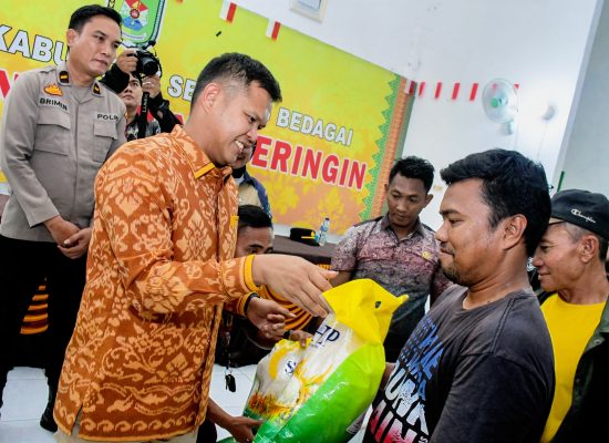 TNI-Polri Dukung Pemkab Sergai Berikan Beras kepada Ratusan Abang Betor dan Ojek