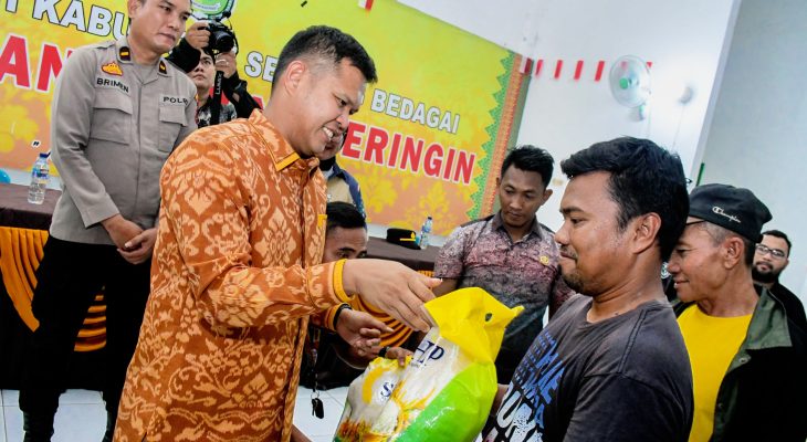 TNI-Polri Dukung Pemkab Sergai Berikan Beras kepada Ratusan Abang Betor dan Ojek