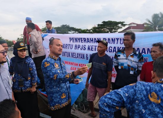 Wali Kota Bersama Forkopimda Tanjungbalai Bagikan  Bantuan Sosial dan Kartu BPJS Ketenagakerjaan Kepada Nelayan