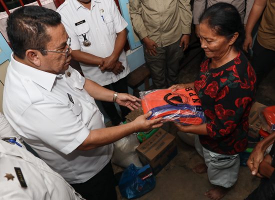 Wesly Kunjungi dan Serahkan Bantuan kepada Warga Terdampak Angin Puting Beliung
