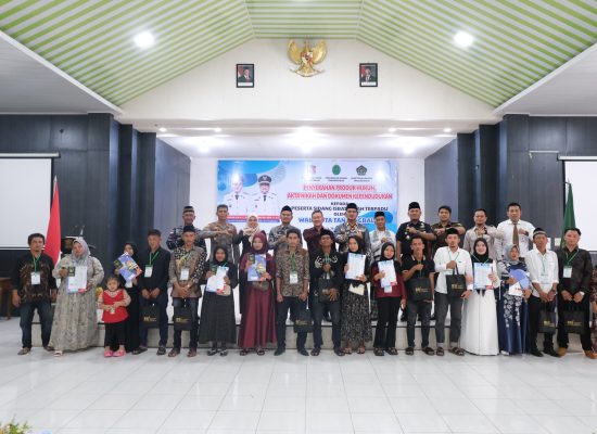 Wali Kota Tanjungbalai Serahkan Produk Hukum Akta Nikah dan Dokumen Kependudukan