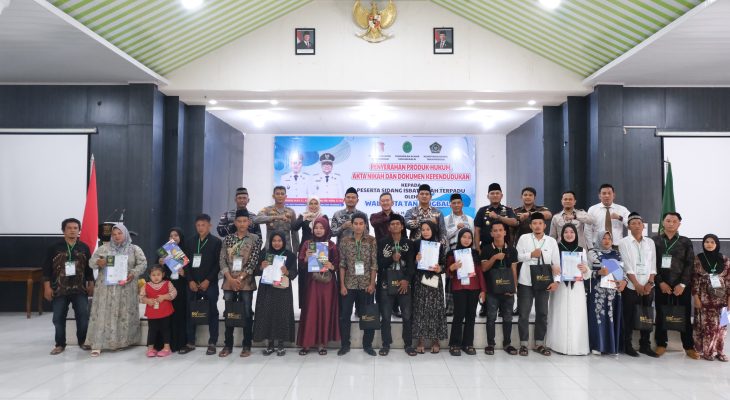 Wali Kota Tanjungbalai Serahkan Produk Hukum Akta Nikah dan Dokumen Kependudukan
