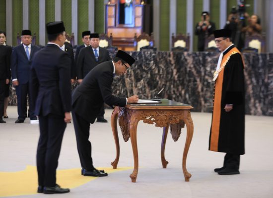 Juda Agung Dilantik sebagai Anggota Dewan Komisioner OJK Ex-officio dari Bank Indonesia