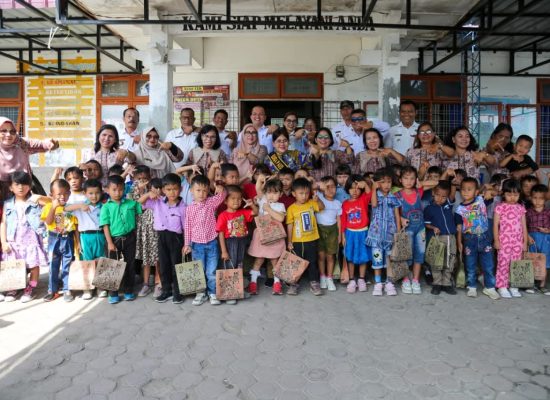 Ny Liswati Kunjungi PAUD SAB Timbang Galung dan Simarimbun, Bernyanyi dan Bermain dengan Anak-anak