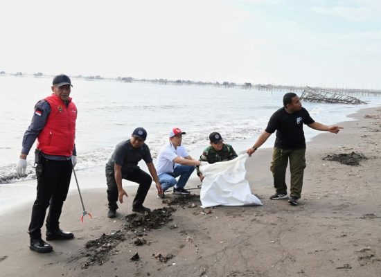 PGN dan KLHK Angkat 1,1 Ton Sampah Plastik dari Pantai Tanjung Pasir