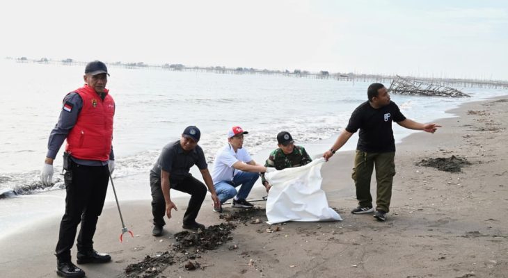 PGN dan KLHK Angkat 1,1 Ton Sampah Plastik dari Pantai Tanjung Pasir