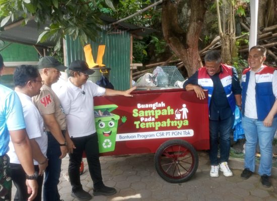 PGN Serahkan 50 Gerobak Sampah dan Satu Unit Insinerator untuk Dukung Pengelolaan Sampah Berkelanjutan