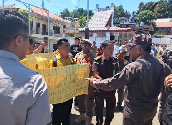 Kunker Kajatisu di Kab. Nisel diwarnai Aksi Demo Dari Aliansi Masyarakat Penggiat Korupsi