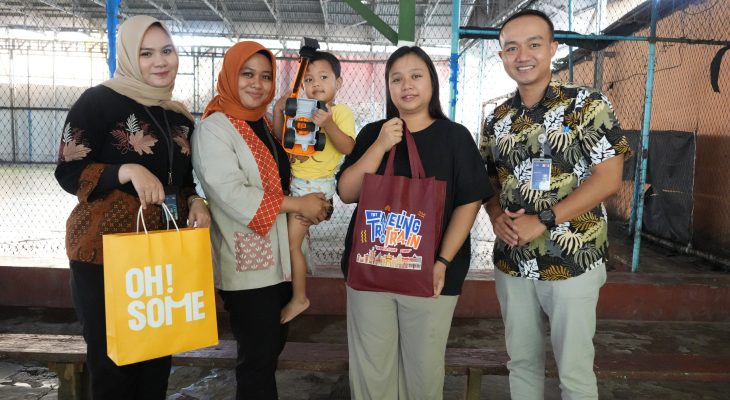 KAI Divre I Sumut Kunjungi dan Beri Bingkisan untuk Korban Balita Insiden Pelemparan Batu KA