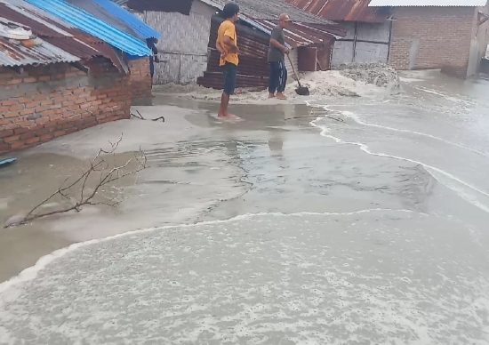 Gelombang Tinggi Air Laut Ancam Keselamatan Warga Pesisir Desa Bagan Kuala, Tiga Sampan Karam