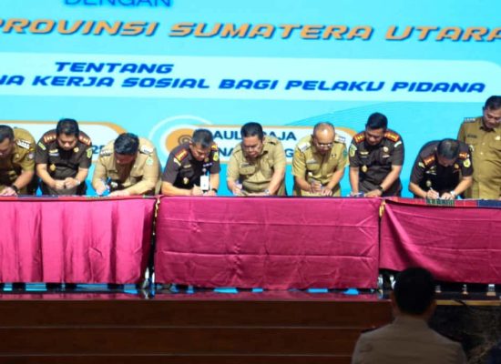 Wesly Bersama Kepala Daerah se-Sumut Tandatangani MoU dengan Kejari Kabupaten/Kota tentang Pelaksanaan Pidana Kerja Sosial bagi Pelaku Pidana
