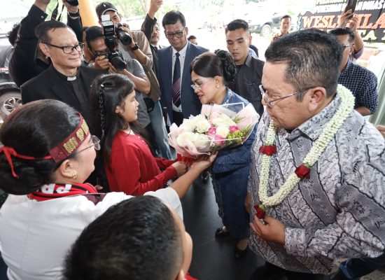 Wesly Didampingi Ny Liswati Hadiri Perayaan Tahun Transformasi HKBP 2025 Distrik V Sumatera Timur; Turut Tandatangani Prasasti Rumah Dinas