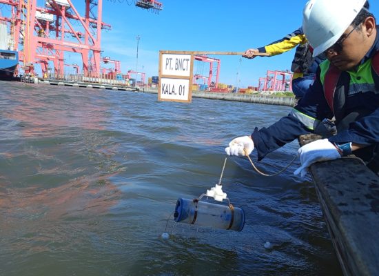 BNCT Perkuat Komitmen Lingkungan, Lakukan Pemantauan Kualitas Air Laut Bersama Surveyor Indonesia