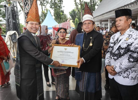 Wali Kota Wesly dan Ny Liswati Bersama Para Guru Peringati Hari Guru Nasional