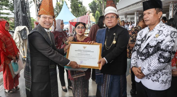 Wali Kota Wesly dan Ny Liswati Bersama Para Guru Peringati Hari Guru Nasional