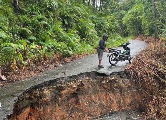 Jalan Desa Hilimondregeraya Putus Total, Kendaraan Tak Bisa Melintas.
