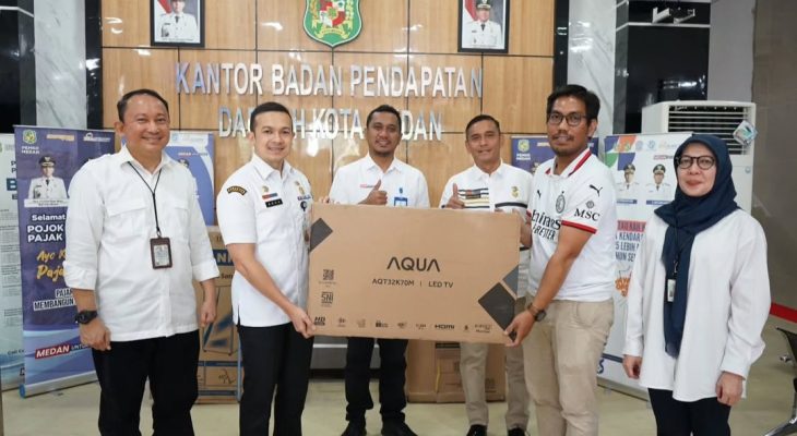 Bapenda Medan Serahkan Hadiah Undian Samsat Goes To Medan dan Pojok PBB, Warga Antusias
