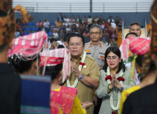Wali Kota Wesly dan Ketua TP PKK Hadiri Kampanye Gerakan Sekolah Sehat dan Serahkan Bantuan Dana Pendidikan bagi Siswa