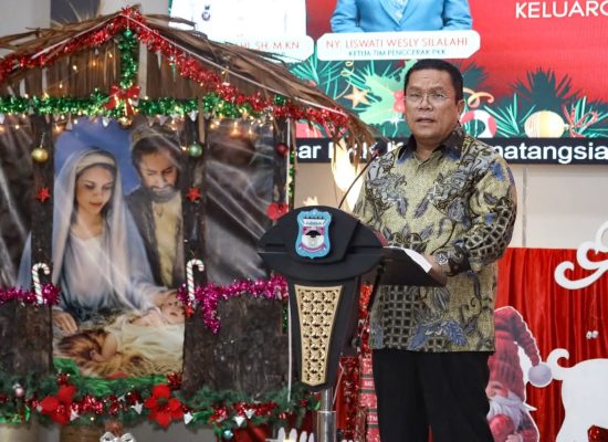 Wali Kota Wesly dan Ny Liswati Bersama Keluarga Hadiri Perayaan Natal PKK Kota Pematangsiantar